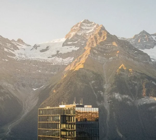 Vue panoramique des Alpes suisses avec gratte-ciel financier moderne intégré dans le paysage naturel