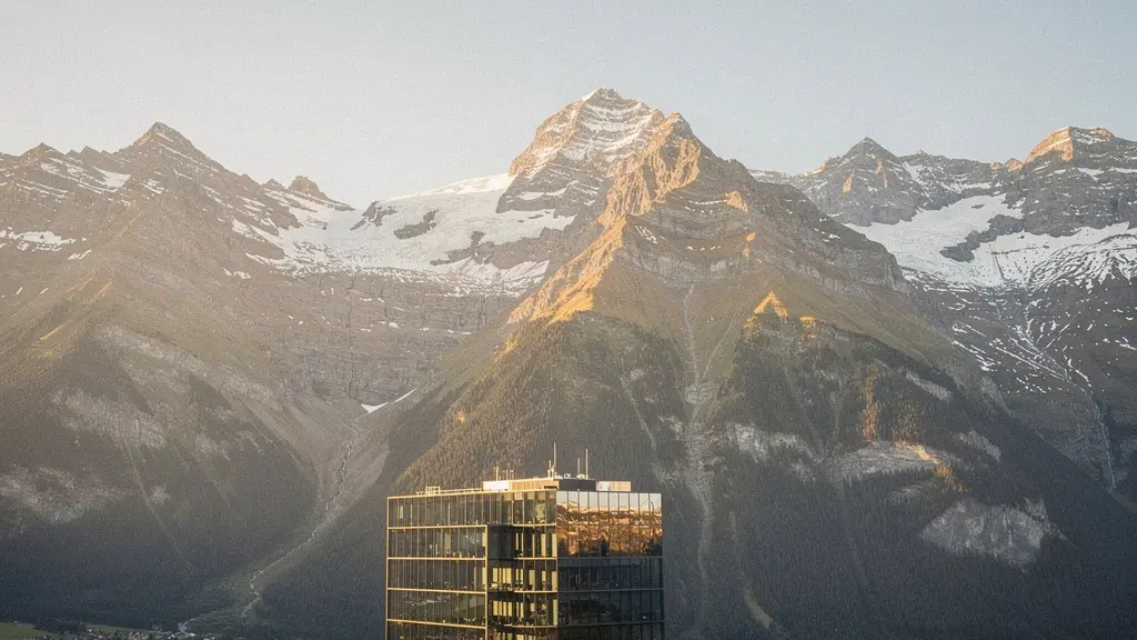 Vue panoramique des Alpes suisses avec gratte-ciel financier moderne intégré dans le paysage naturel