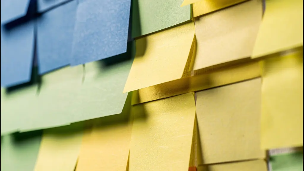 Vue macro d'un calendrier avec marqueurs colorés et post-its organisés méthodiquement